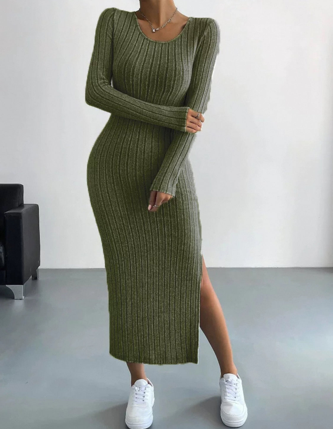 Langes Strickkleid mit Beinausschnitt