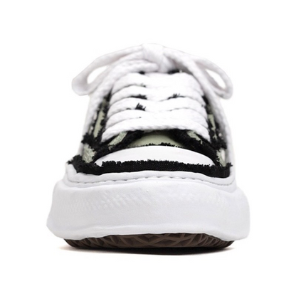LOW TOP SNEAKER