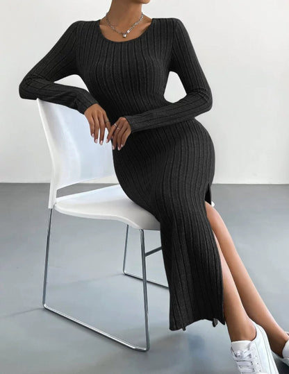 Langes Strickkleid mit Beinausschnitt