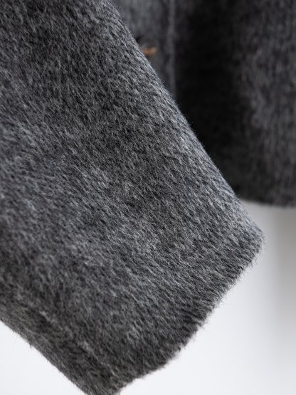 Grauer Strickcardigan