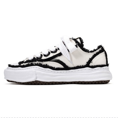 LOW TOP SNEAKER