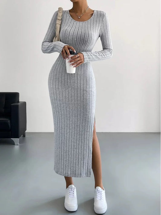 Langes Strickkleid mit Beinausschnitt